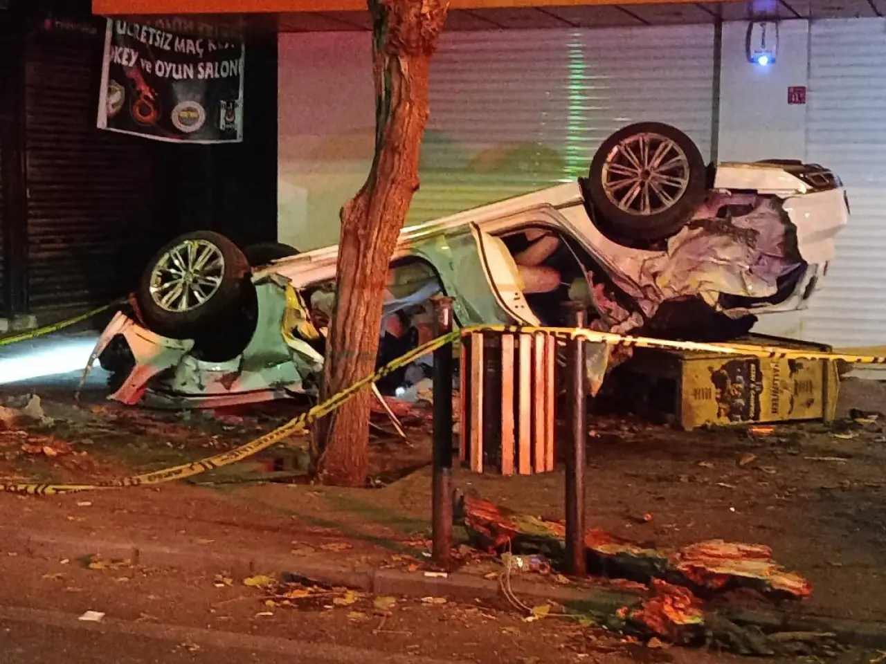 Diyarbakır’da ölümcül kaza! Otomobil takla atarak parçalandı 1