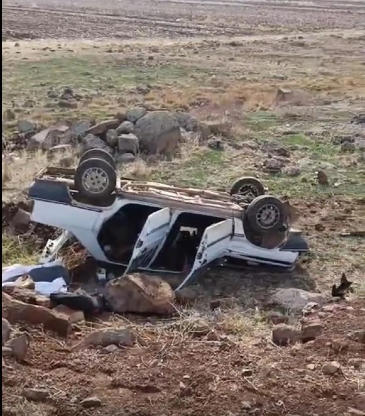 Siverek’te dehşet! Otomobil köprüden uçtu, sürücü sıkıştı 3