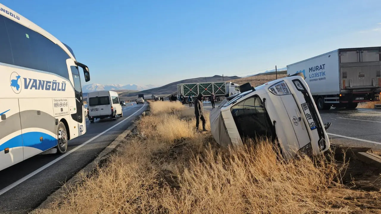 Van’da sis ve buzlanma kabusu: 6 araç peş peşe çarpıştı! 16