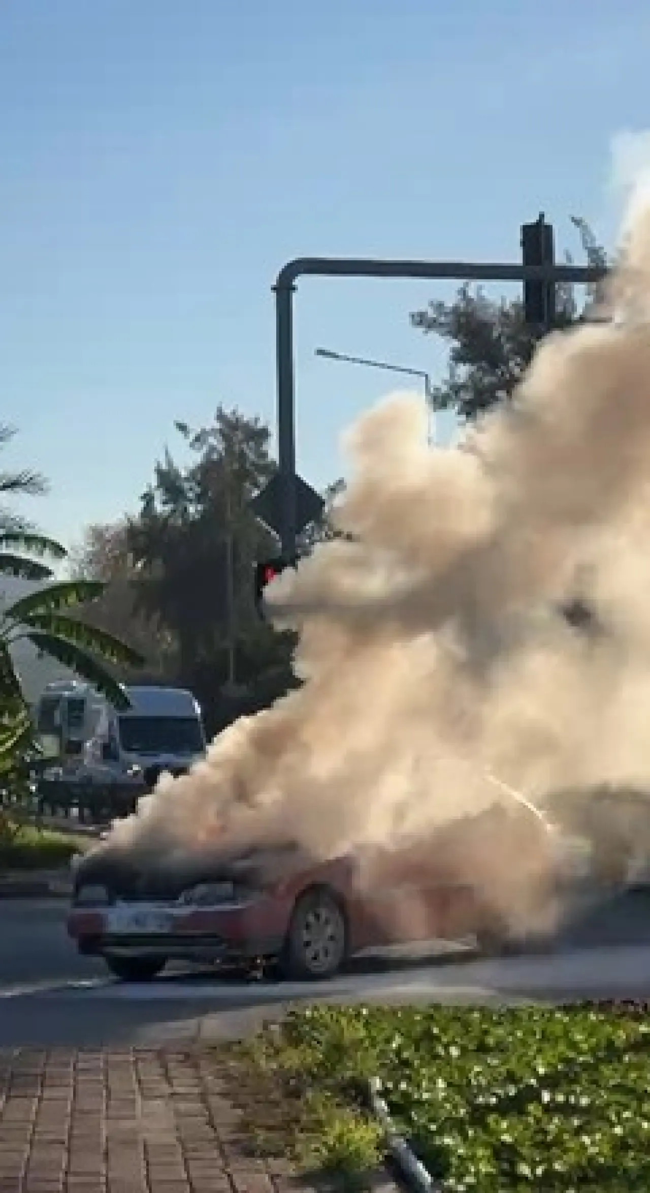 D-400 karayolunda korku dolu anlar: Araç alev topuna döndü! 1