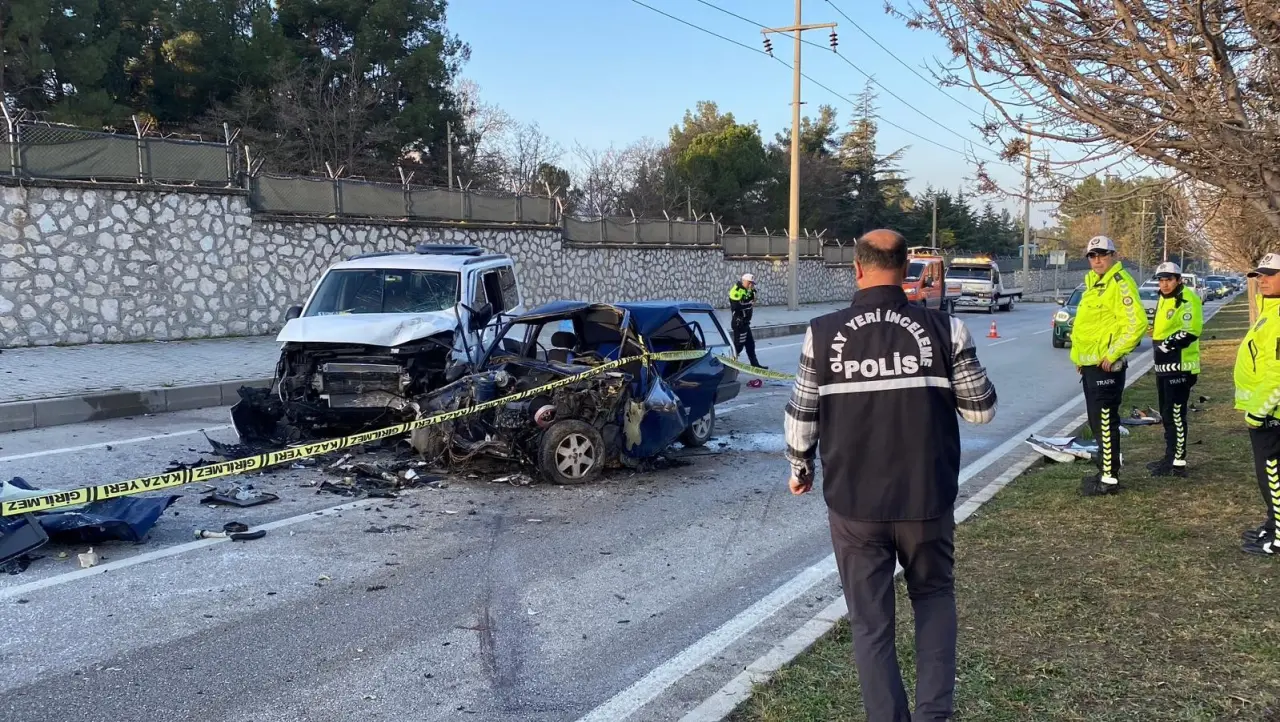 Burdur - Fethiye yolunda feci kaza! Hurdaya dönen araçta can pazarı 7