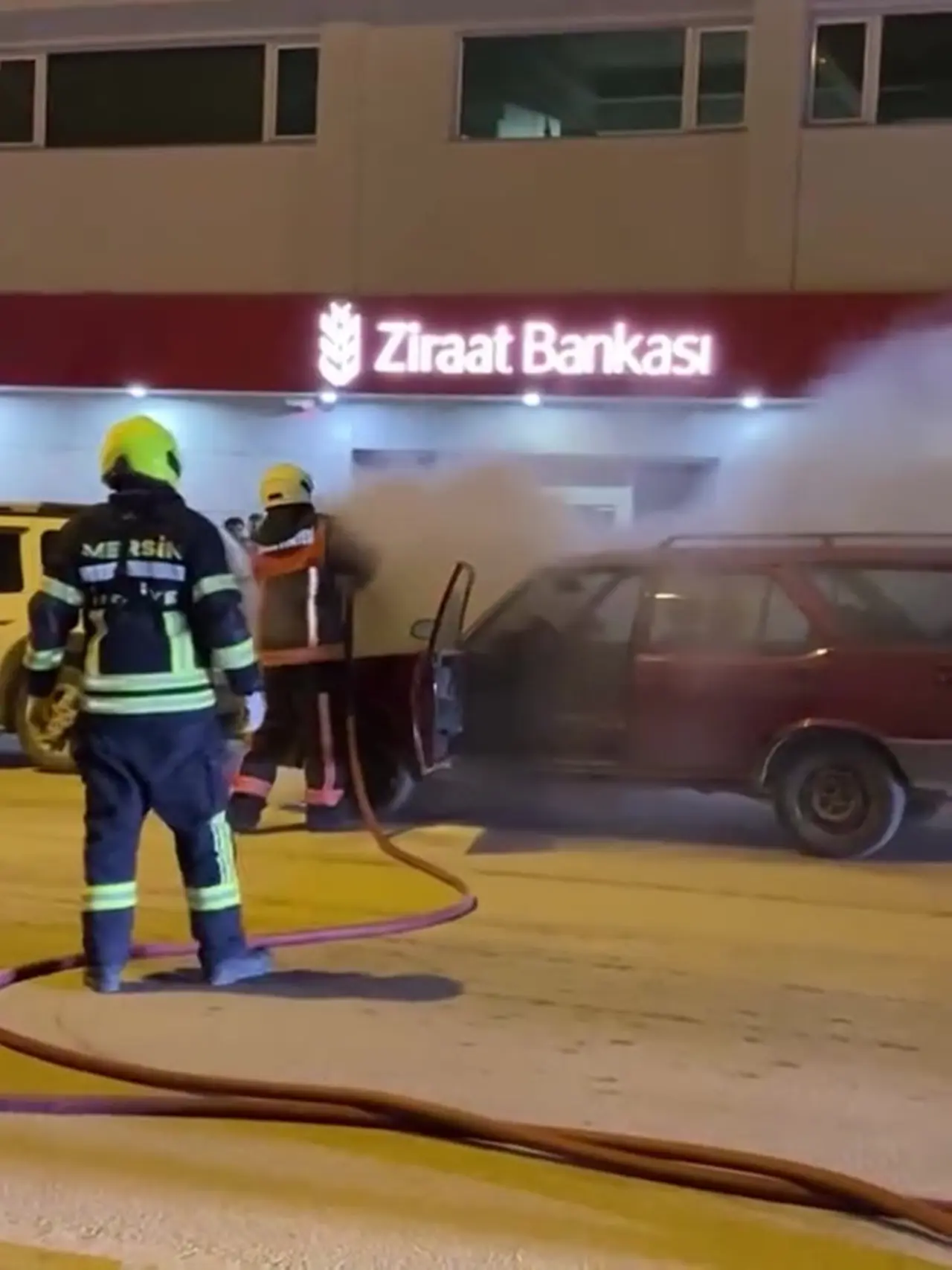 Mut’ta korkutan yangın! Park halindeki otomobil alev alev yandı 2