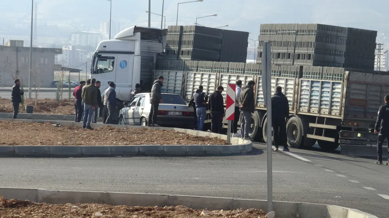 Tırın altına giren otomobilden mucize kurtuluş! 2