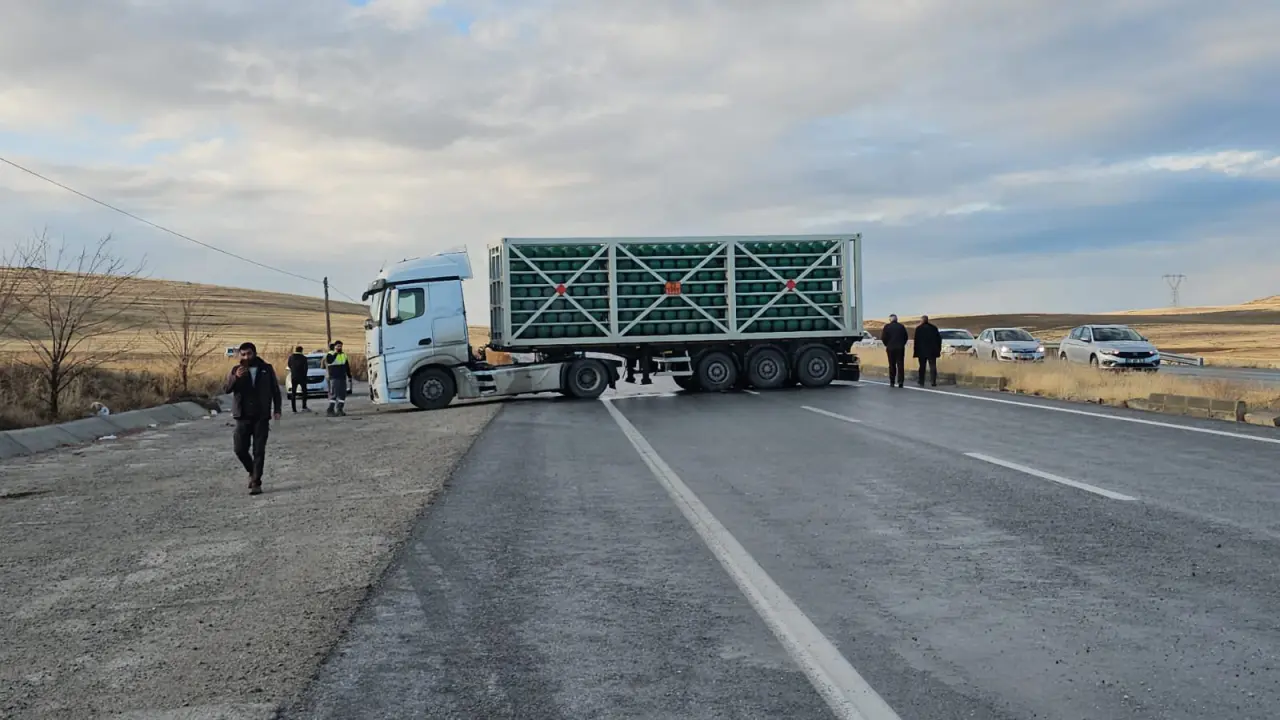 Van’da sis ve buzlanma kabusu: 6 araç peş peşe çarpıştı! 15