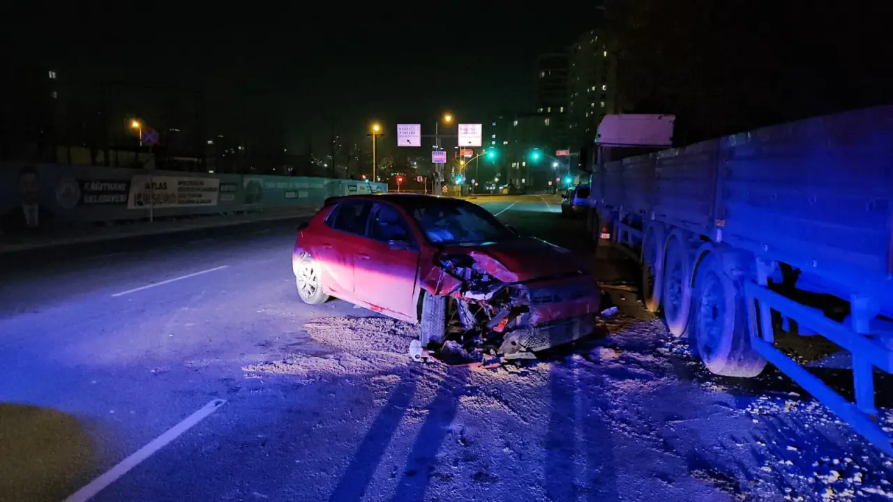 Kağıthane’de gece yarısı dehşeti! Makas atan sürücü park halindeki tıra çarptı 2