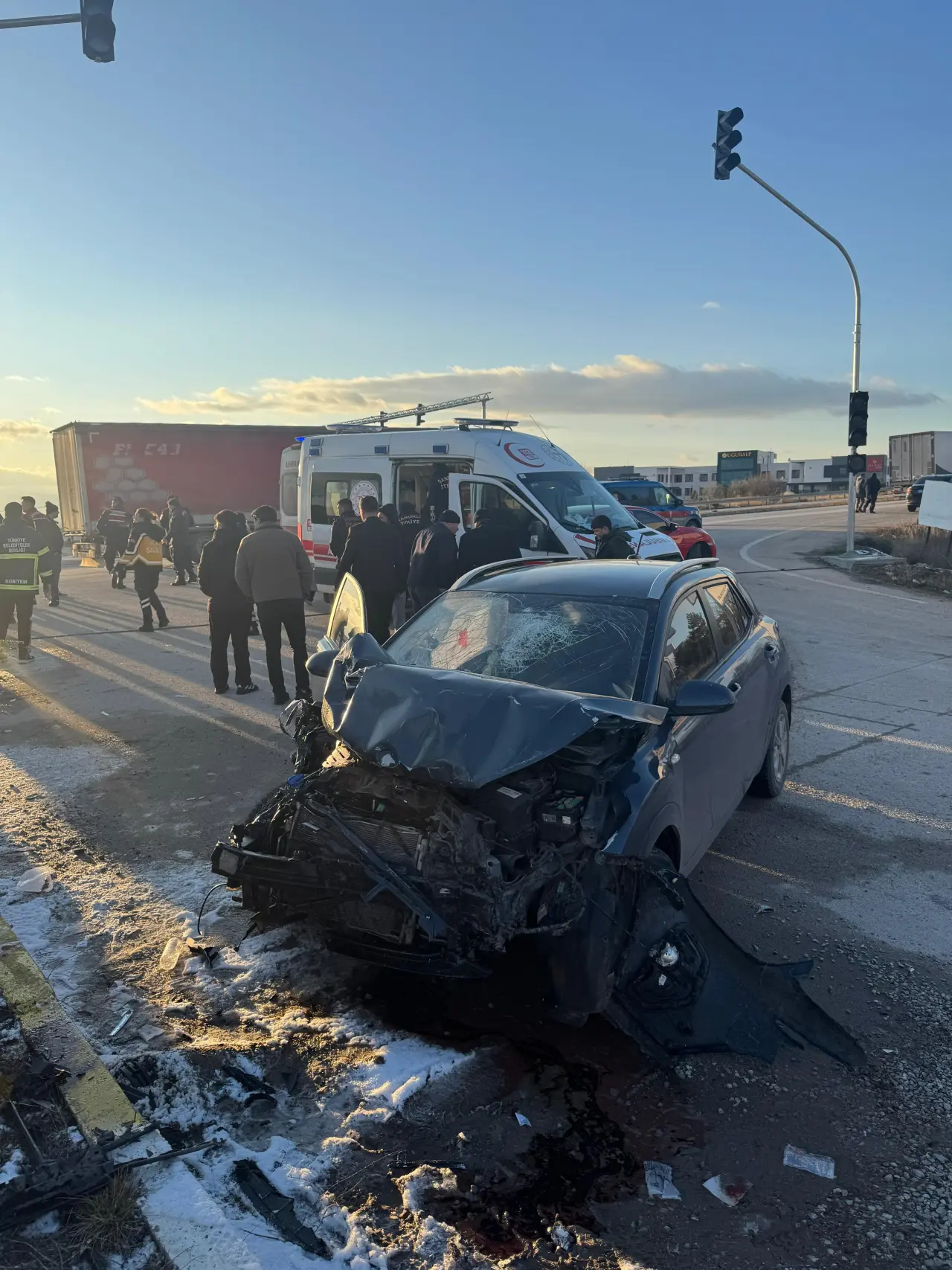Afyonkarahisar’da nefes kesen çarpışma! Öğrenci servisi ile otomobil birbirine girdi, 18 yaralı 1