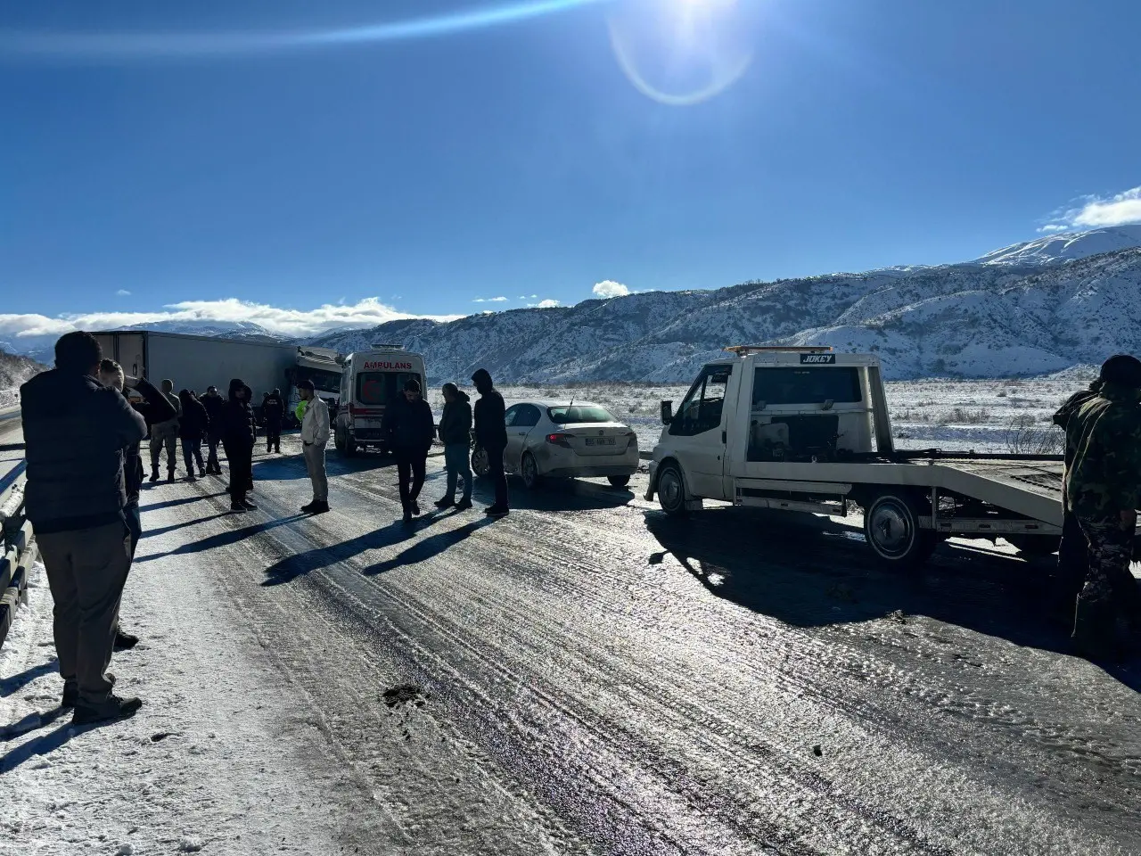 Erzincan-Erzurum karaylunda tır kazası ulaşımı felç etti! 12 kilometre araç kuyruğu oluştu 3