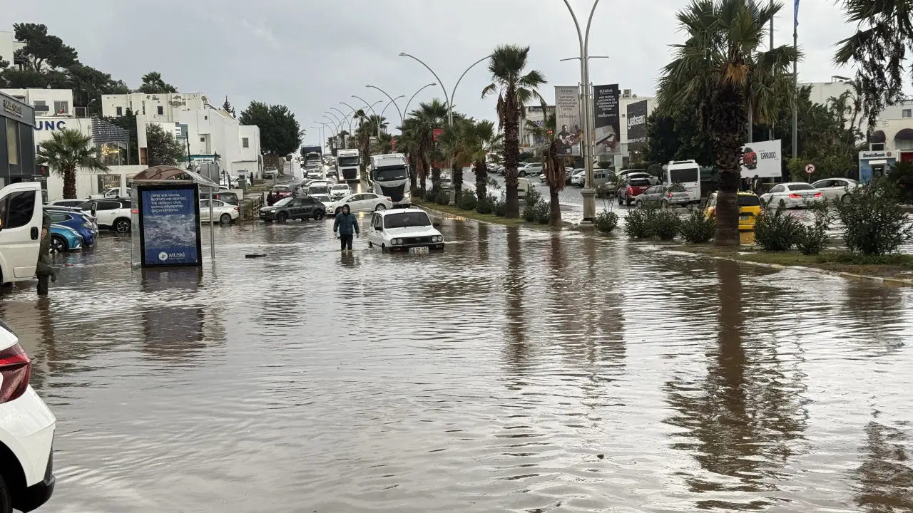 Bodrum’da sel kabusu! Şiddetli yağış ilçeyi durma noktasına getirdi 3