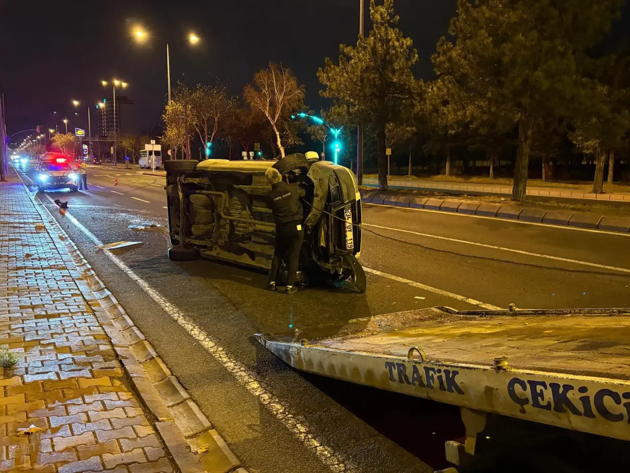 Kayseri'de şok kaza! Önüne köpek çıkan araç ters yattı 5