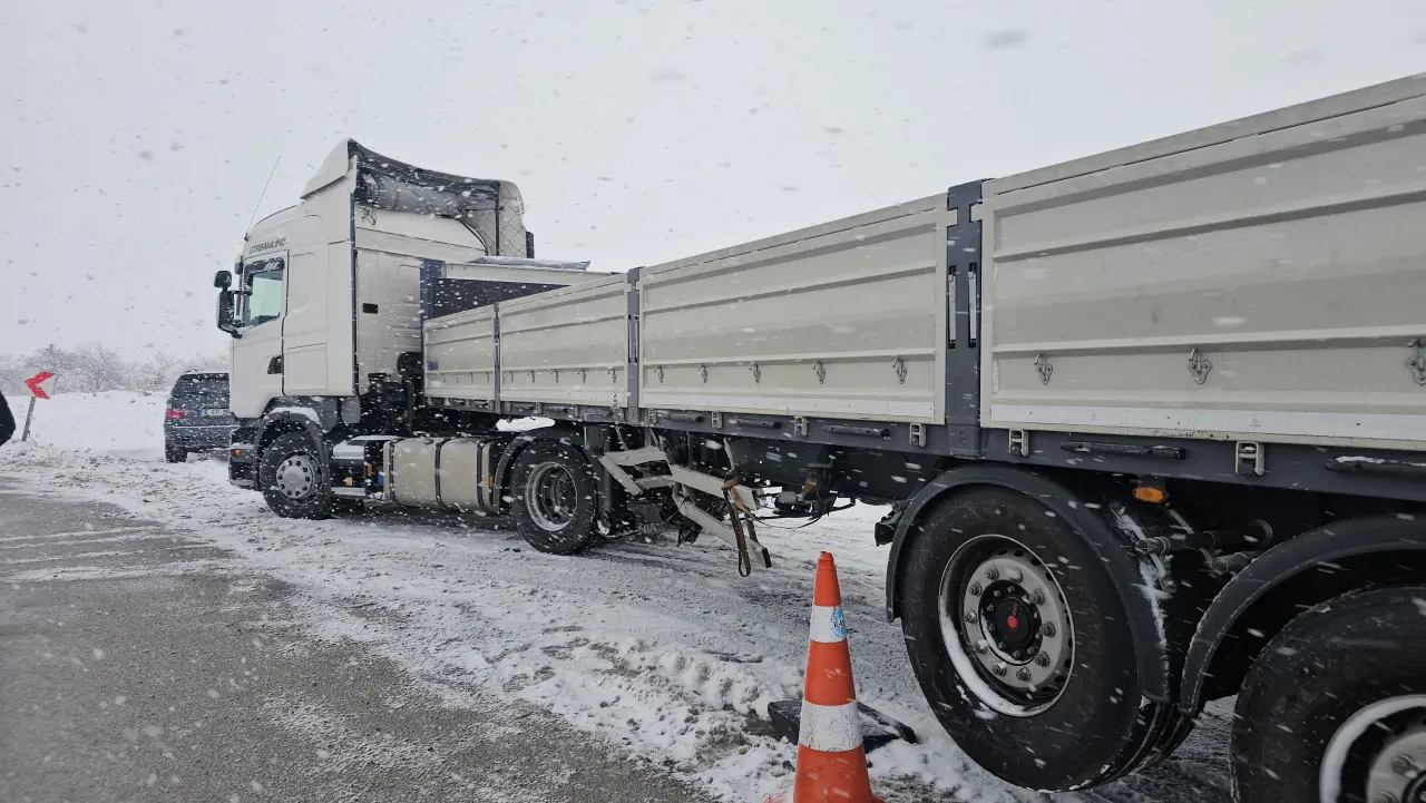 Kayseri’de sabah mesaisi kabusa döndü! İşçi servisi tıra çarptı, 11 Yaralı 8