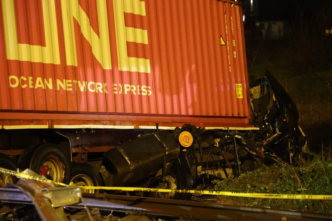 Aydın’da felaket gibi gece! Otoyoldan havalanan tır raylara çakıldı! 4