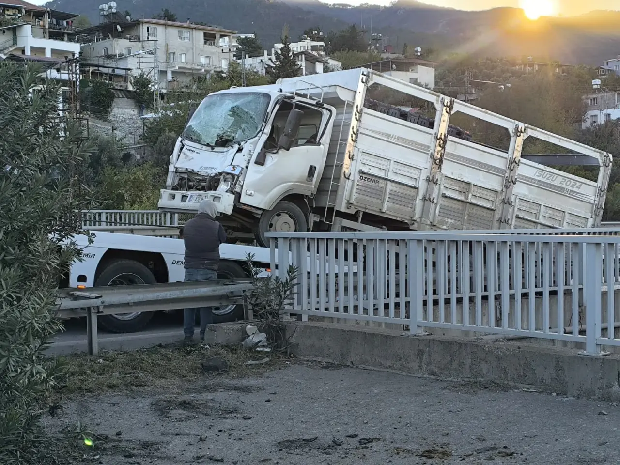 Hatay otobanında kabus gibi kaza! Tırdaki 2 kişi yanarak can verdi 5