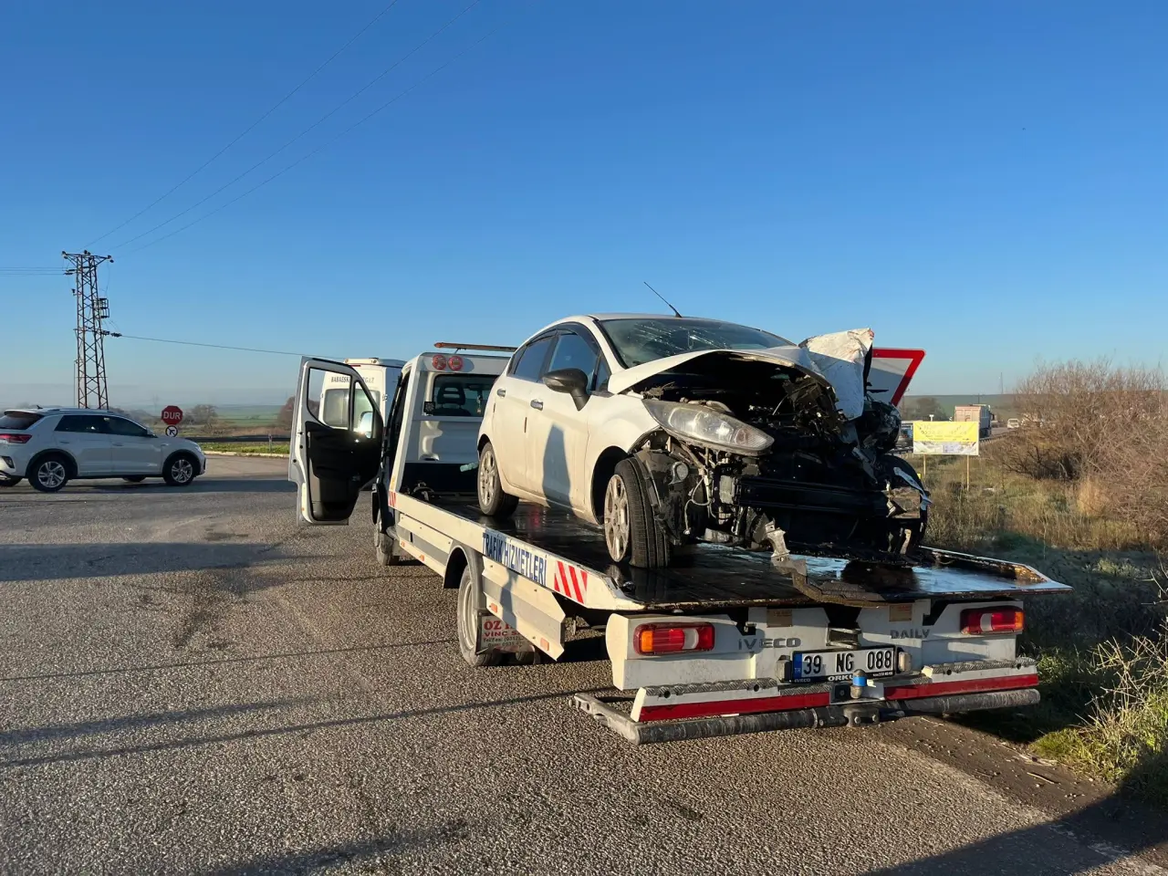Kırklareli’nde dehşet anları! İki otomobil kavşakta çarpıştı 2