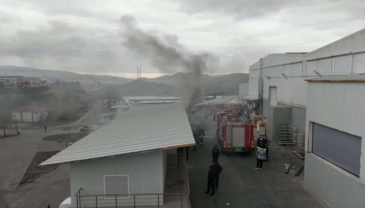 İlk yangını söndürmeye çalışırken bir başka fabrika alev aldı! 3