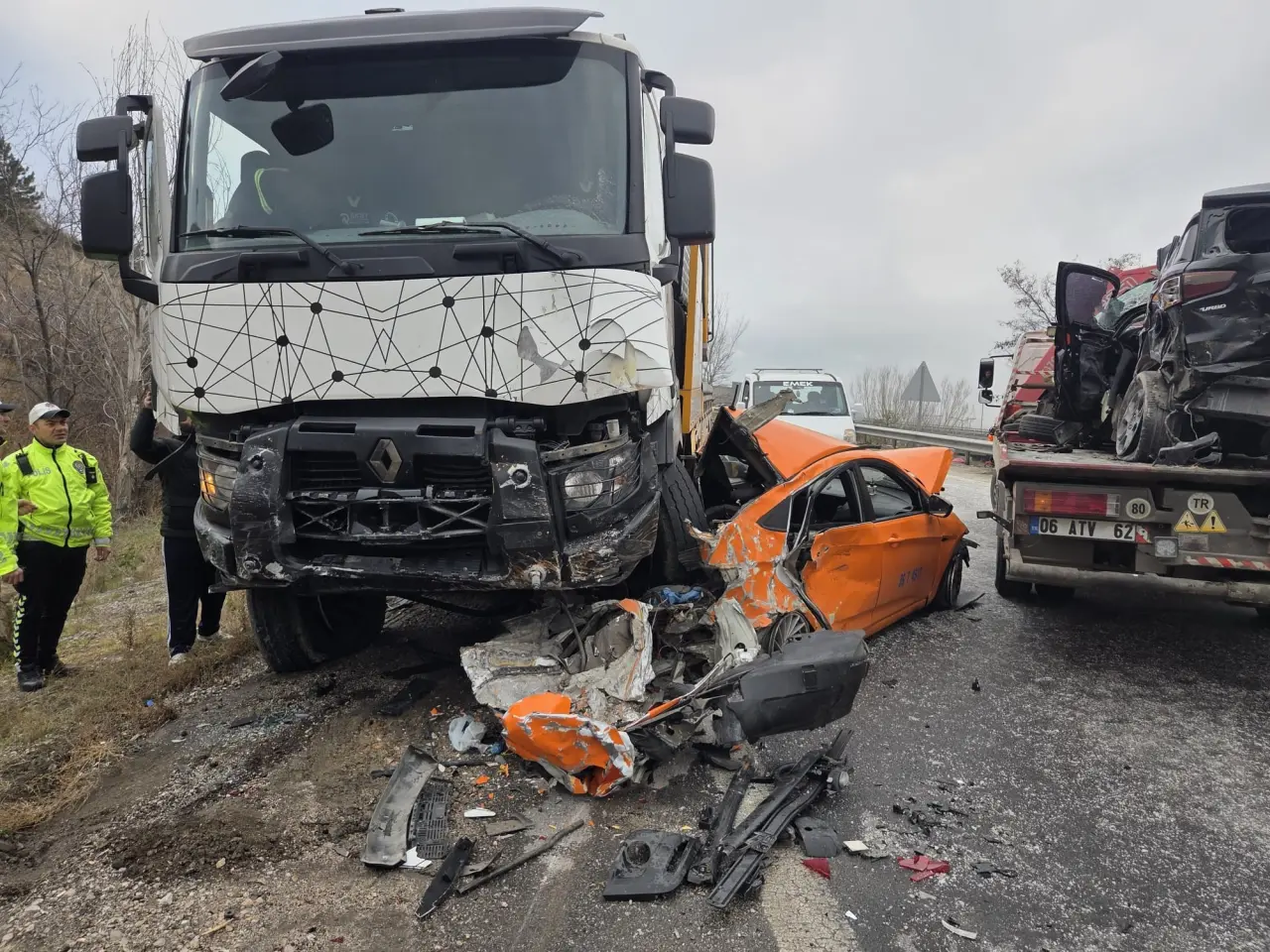 Buzlu yolda zincirleme kaza! 6 araç birbirine girdi 4