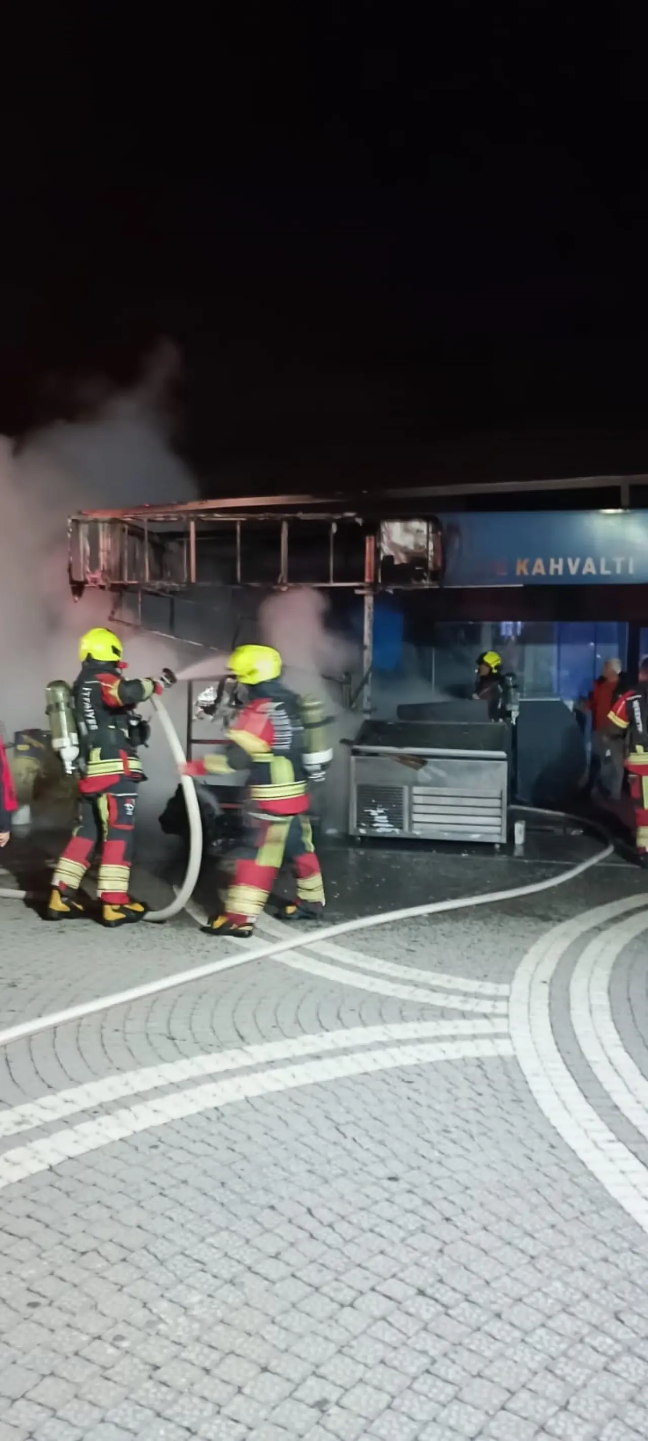 Balıkesir'de korkutan yangın! Alevler iş yerini sardı 2