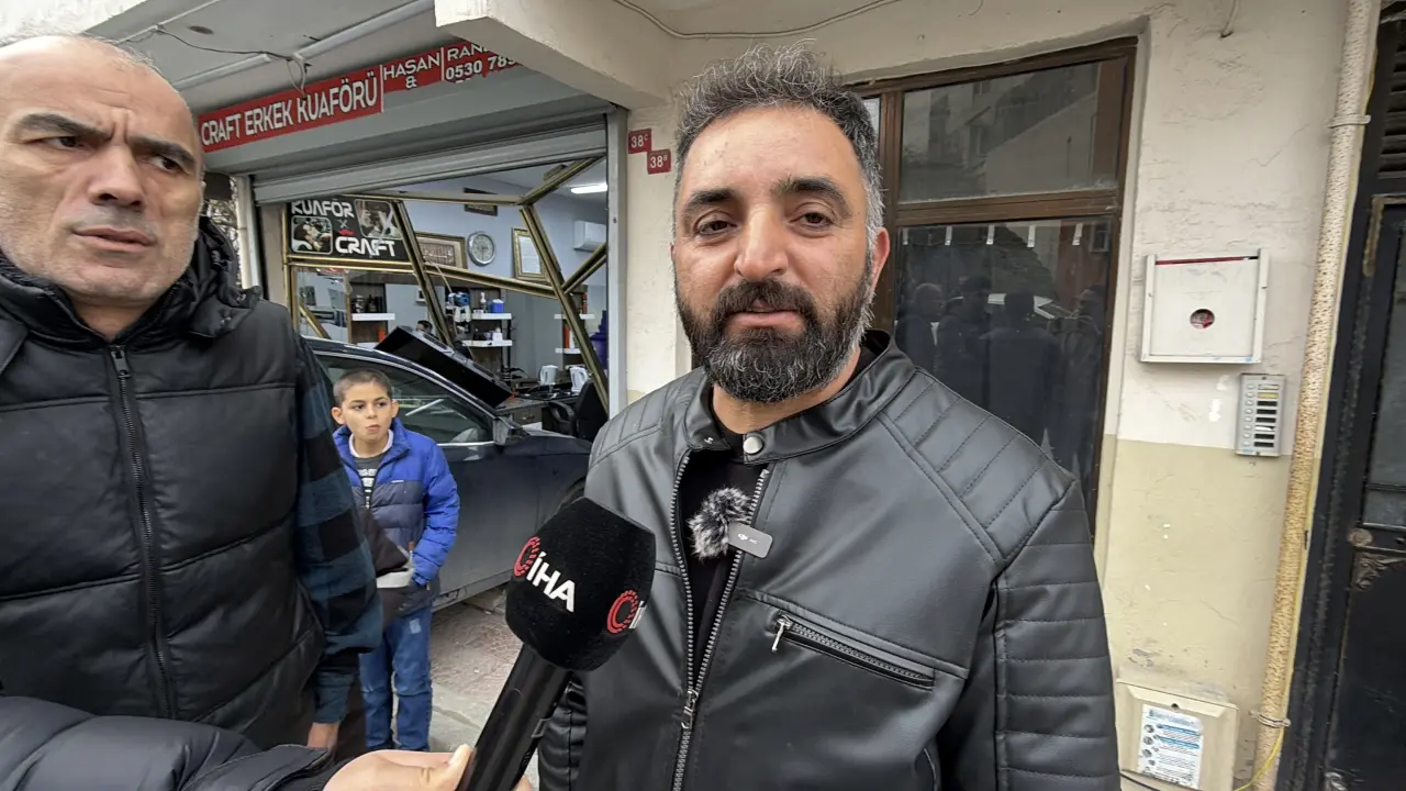 Tıraş olurken araba çarptı! El freni unutuldu, otomobil berber dükkanına daldı 5