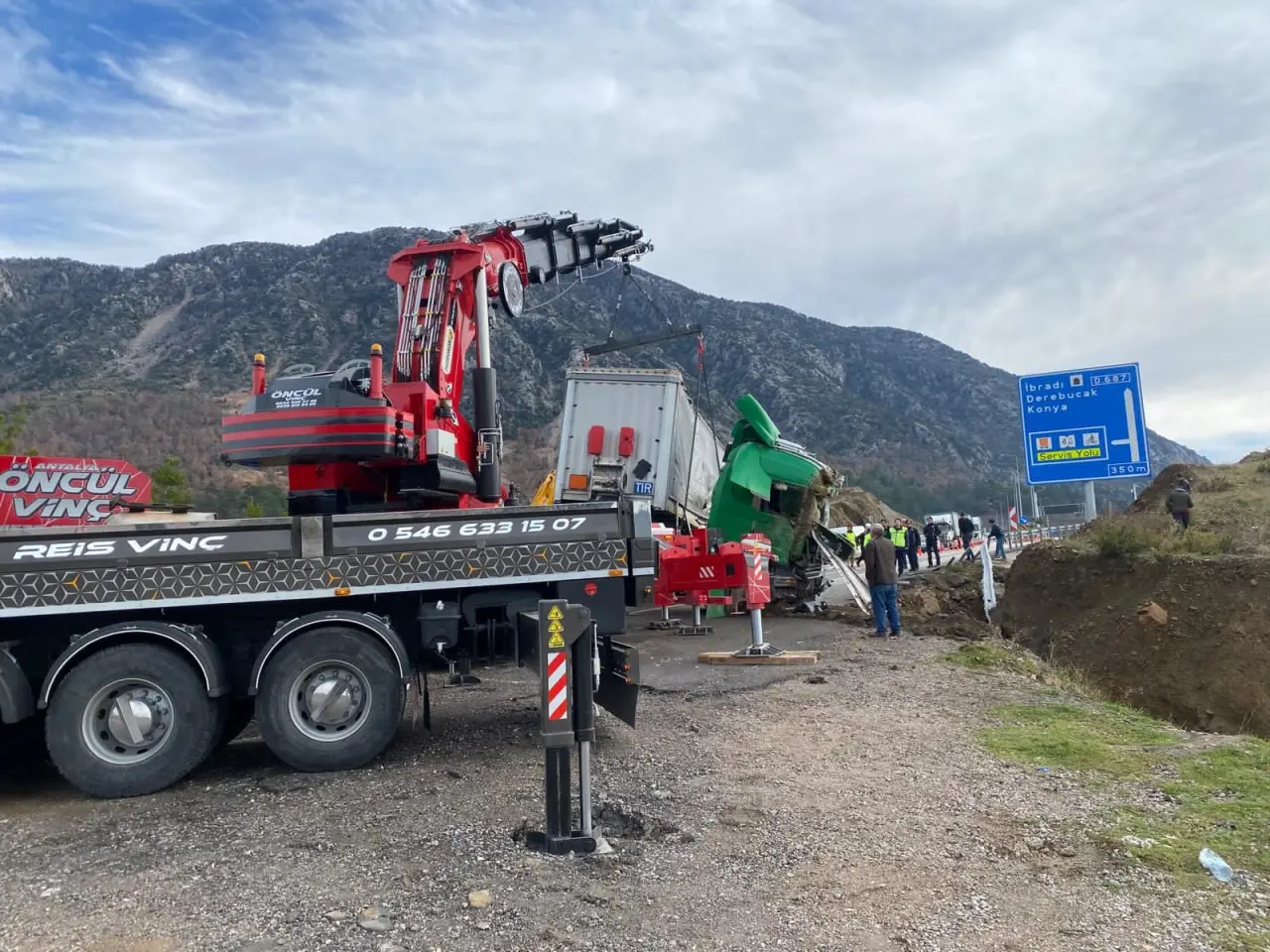 Manavgat’ta korku dolu anlar! Tır şarampole uçtu 3