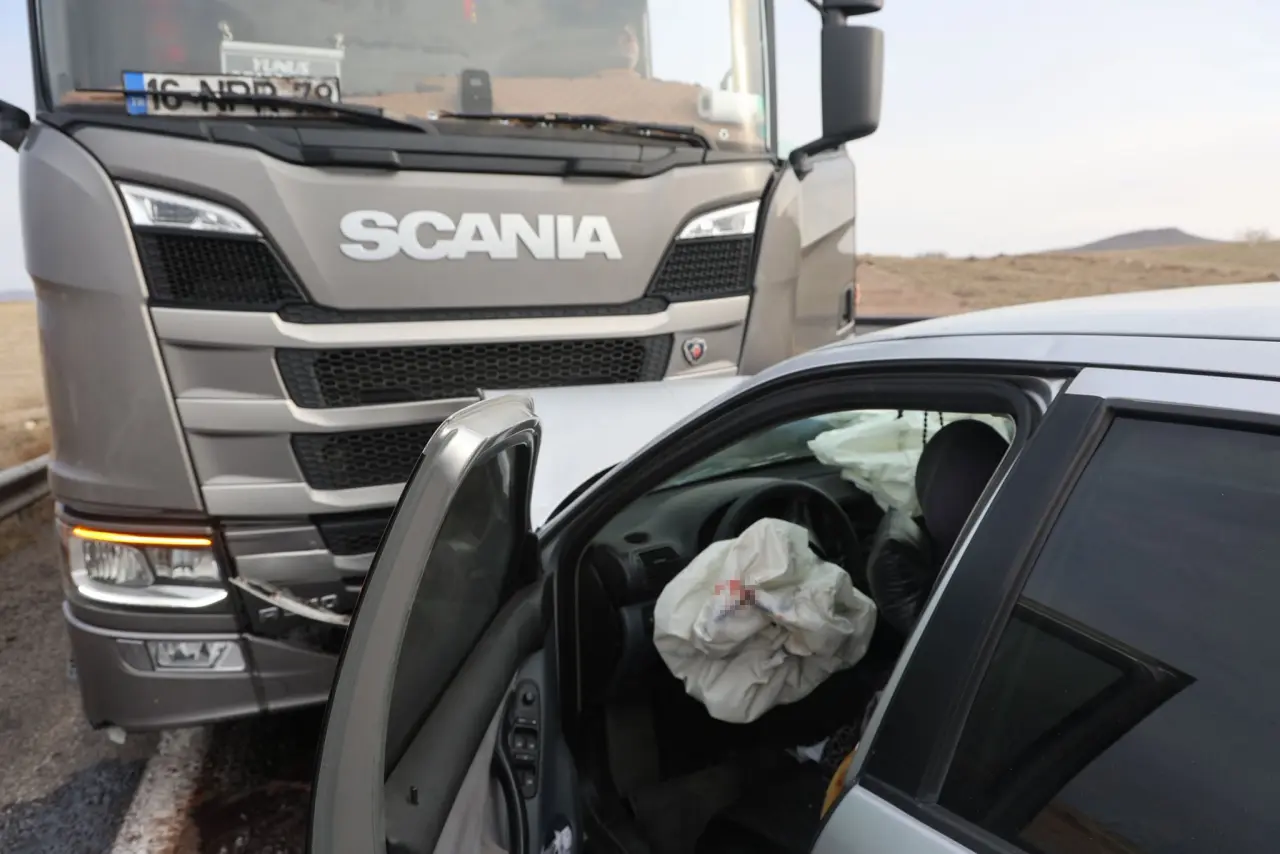 Nevşehir'de can pazarı! Otomobil tırla çarpıştı, 1 ölü 3 yaralı 7