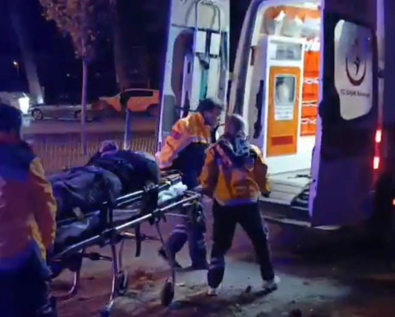 Kavşakta dehşet! Kırmızı ışık ihlali yapan mikser otomobile daldı, 5 yaralı 5