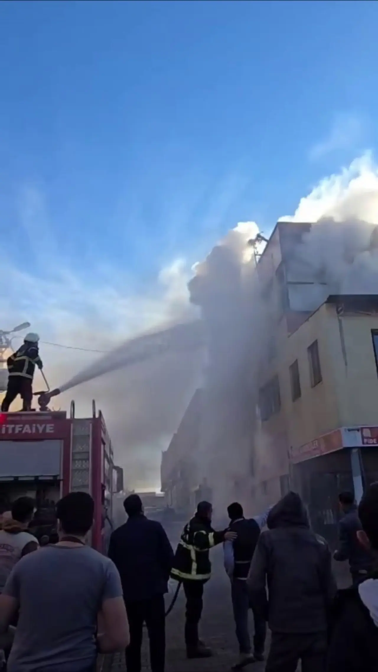 Şanlıurfa’da halı yıkama atölyesi alev alev yandı! 1