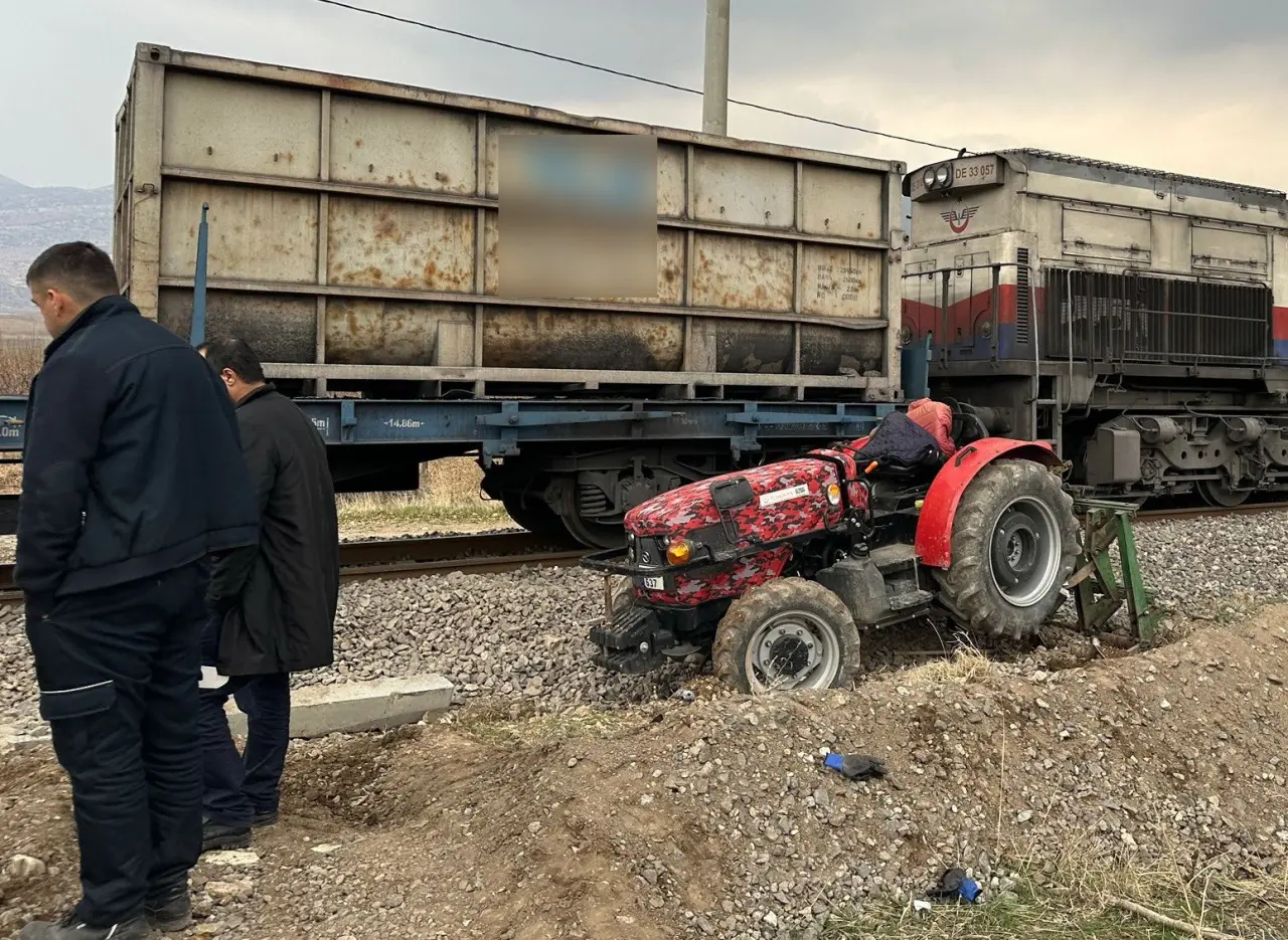 Gölbaşı’nda korkunç kaza: Tren traktörü ezdi geçti! 2