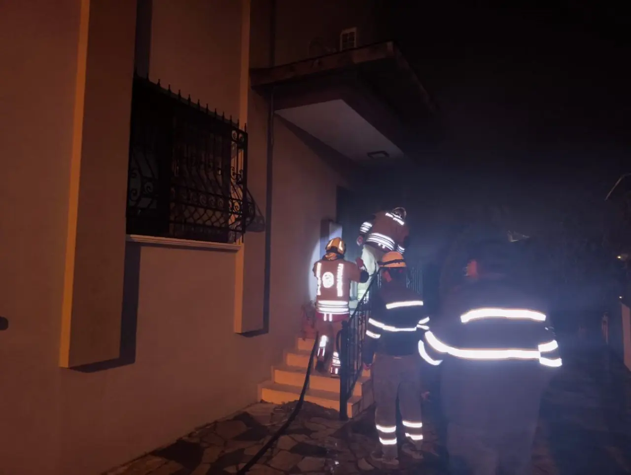 Elektrik kontağı faciası! Alevler 3 katlı binanın üst katını kül etti 4