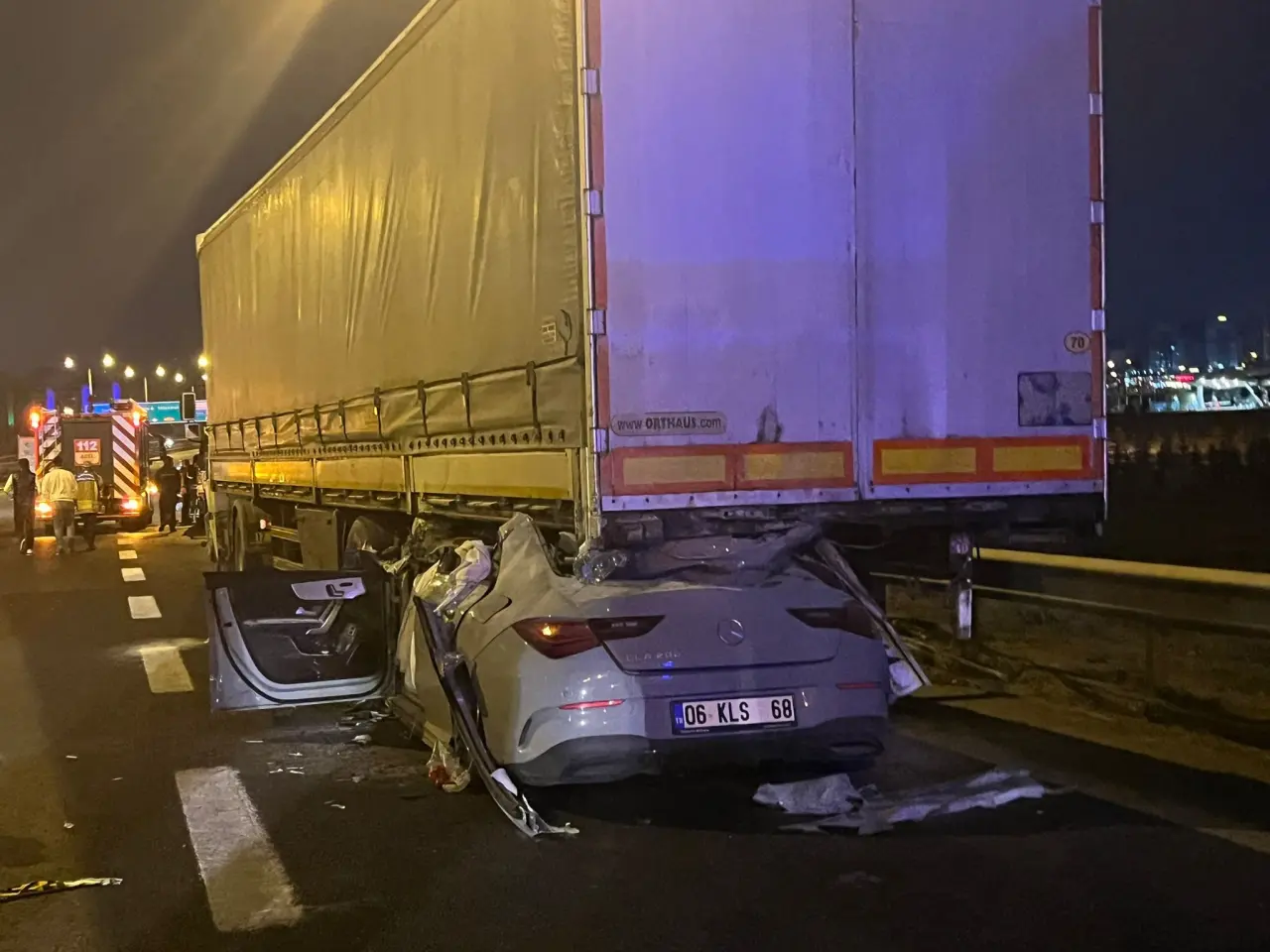 Eryaman’da korkunç kaza! Otomobil tıra çarpıp 300 metre sürüklendi 3