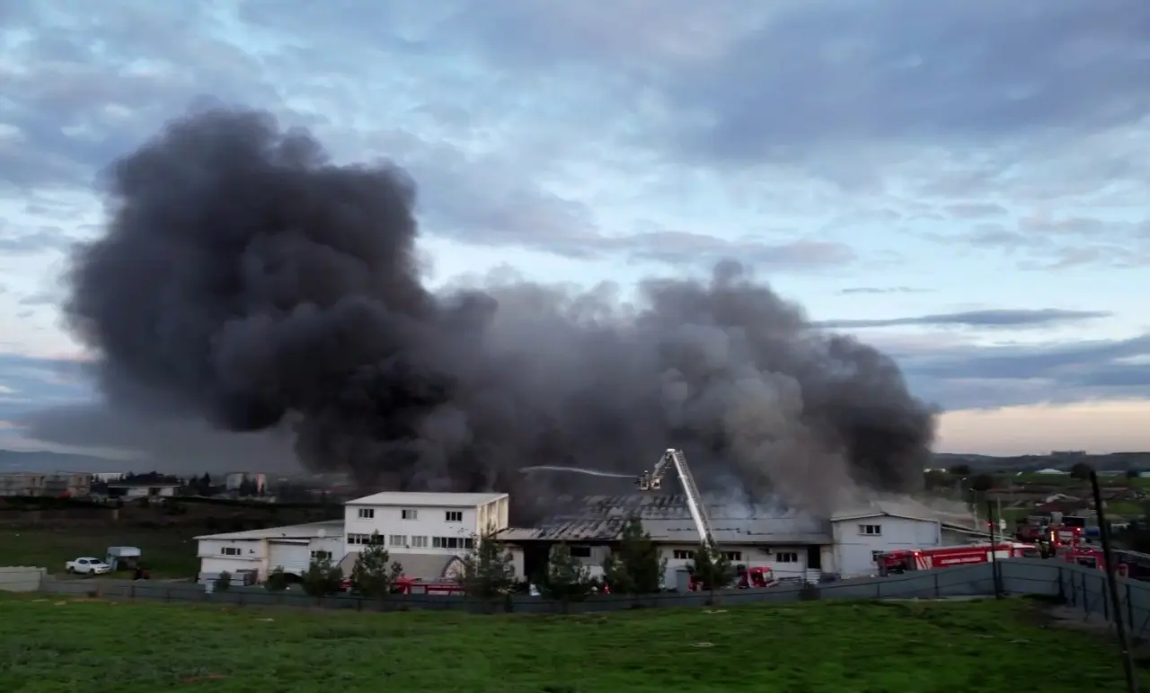 Tuzla’da sanayi bölgesinde korkutan yangın! Gökyüzü siyah dumanla kaplandı 2