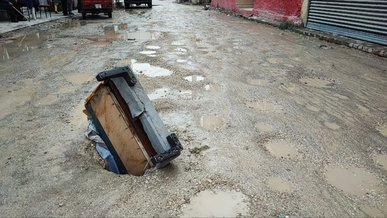 Adana’da çöken yola esnaftan ilginç önlem: Kanepe kolu ile bariyer! 4