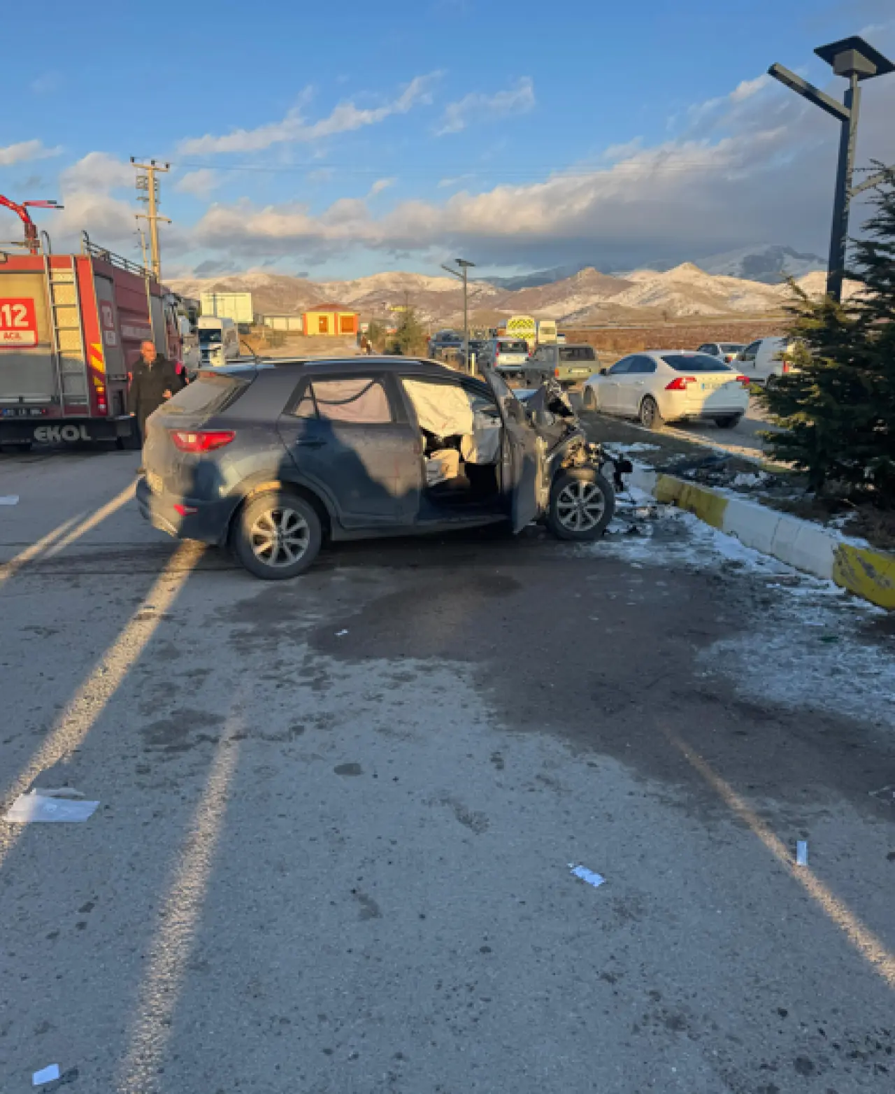 Afyonkarahisar’da nefes kesen çarpışma! Öğrenci servisi ile otomobil birbirine girdi, 18 yaralı 2