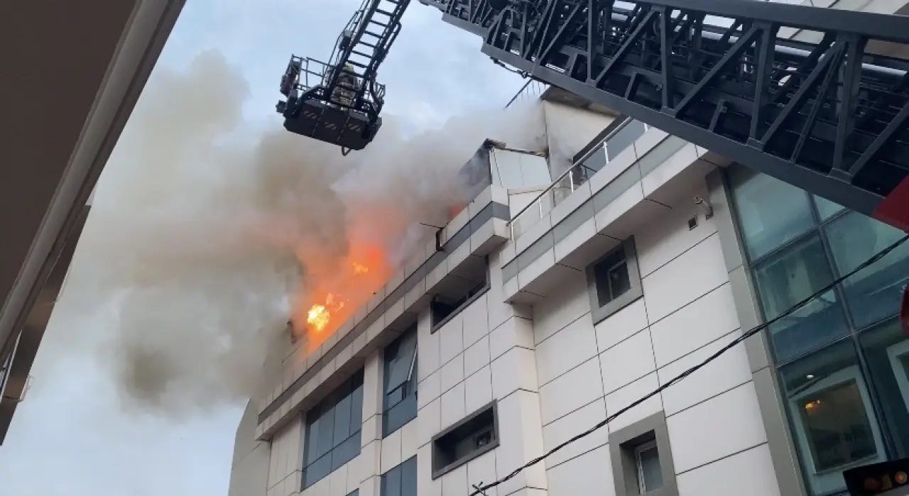 Ataşehir’de otel alevlere teslim oldu! Çatı katında korku dolu anlar 2