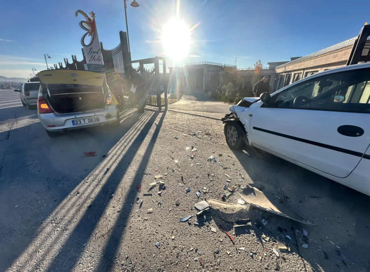 Elazığ’da feci çarpışma! İki araç birbirine girdi 2