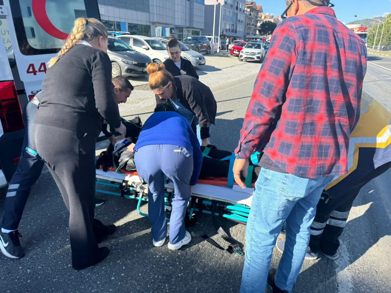 D-400 karayolu tehlike saçıyor! Motosiklet yola devrildi 3