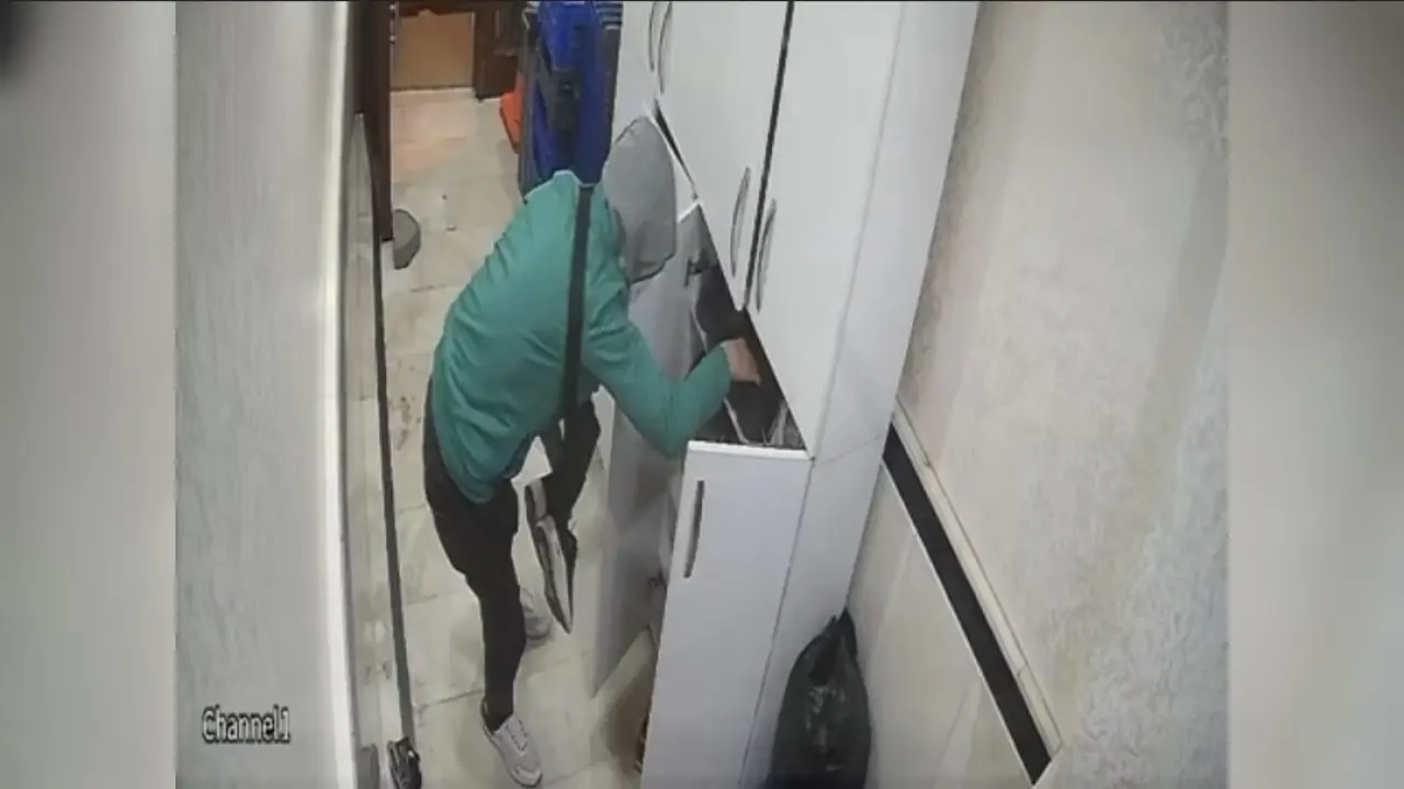 Sultangazi’de hırsızlar ayakkabıları poşet poşet çaldı! 1