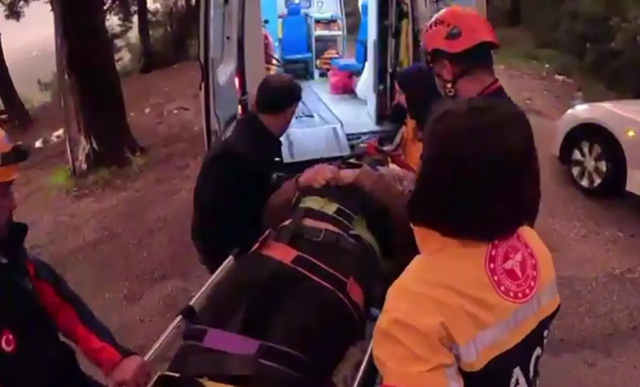 Antalya'da otomobil uçuruma yuvarlandı! Sürücü halatla kurtarıldı 5