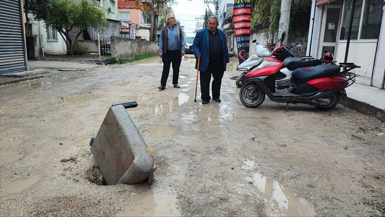 Adana’da çöken yola esnaftan ilginç önlem: Kanepe kolu ile bariyer! 1