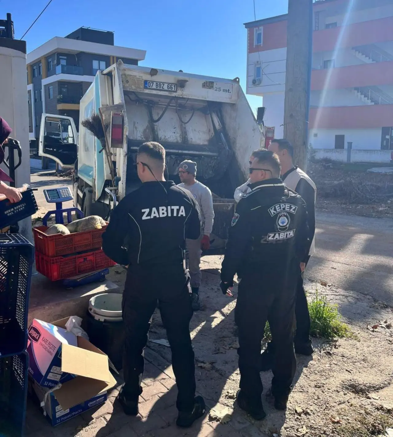 Halk sağlığıyla oynadılar! Ruhsatsız depoda binlerce kilo çürük gıda yakalandı 1