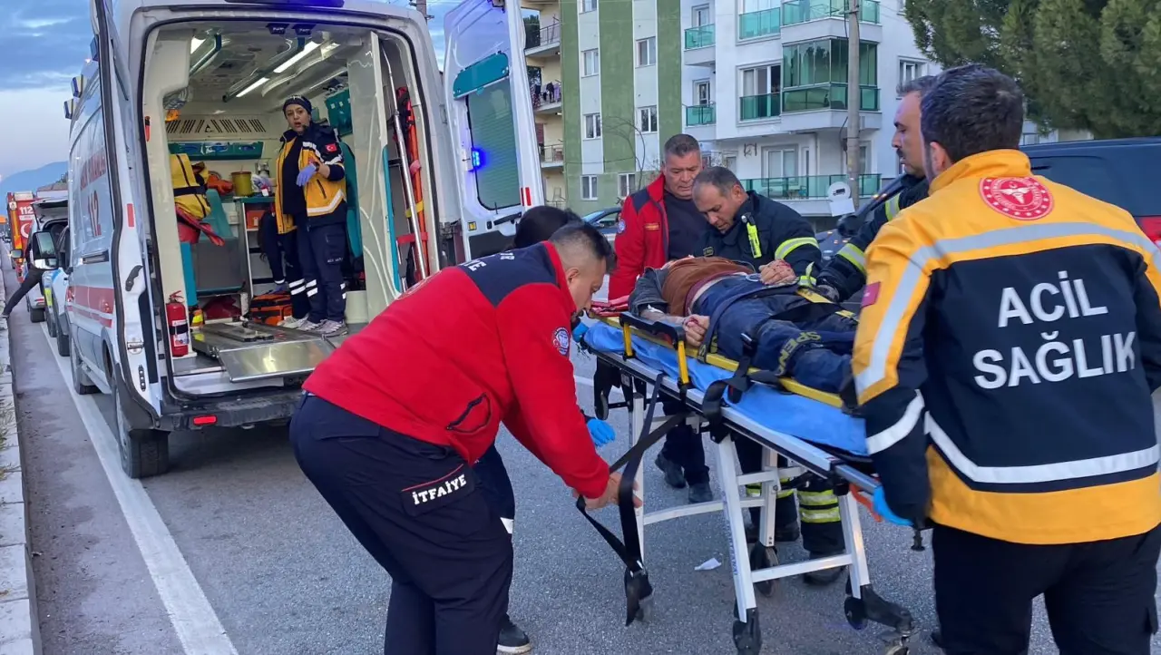 Burdur - Fethiye yolunda feci kaza! Hurdaya dönen araçta can pazarı 6