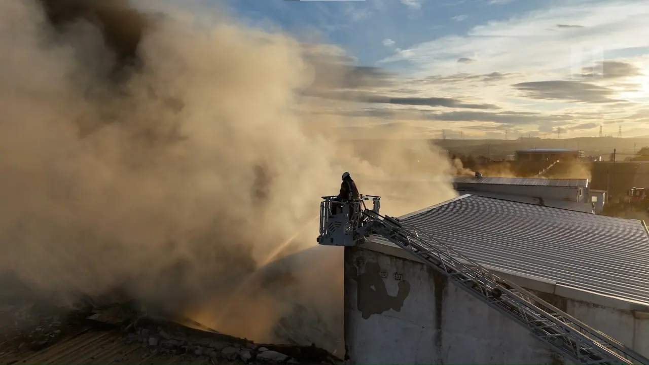 Tuzla’da sanayi bölgesinde korkutan yangın! Gökyüzü siyah dumanla kaplandı 5