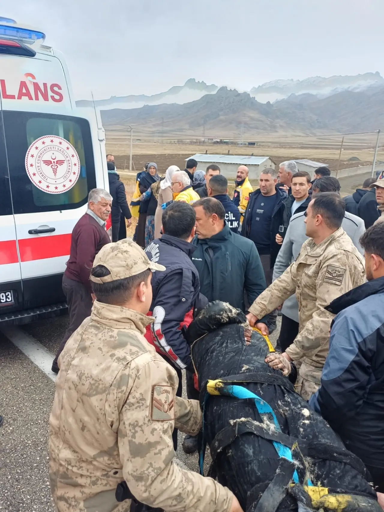 Van-Özalp yolunda feci kaza! Araç bataklığa uçtu 4