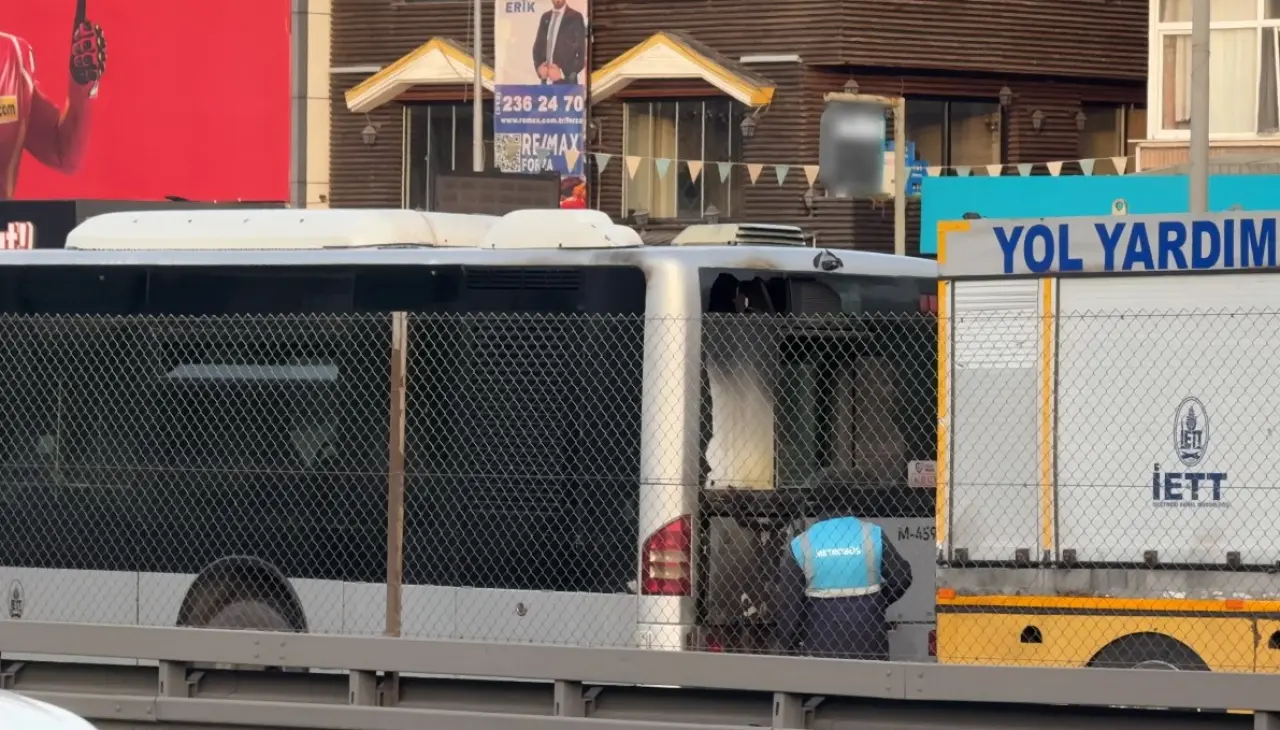 Metrobüste korkutan yangın! Motor alev aldı 3