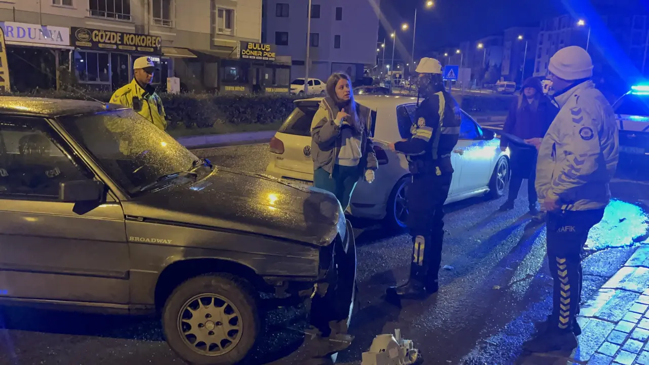 Kaza yapıp ‘Ağabeyimi arayacağım’ dedi: Arabayı bırakıp sırra kadem bastı! 1