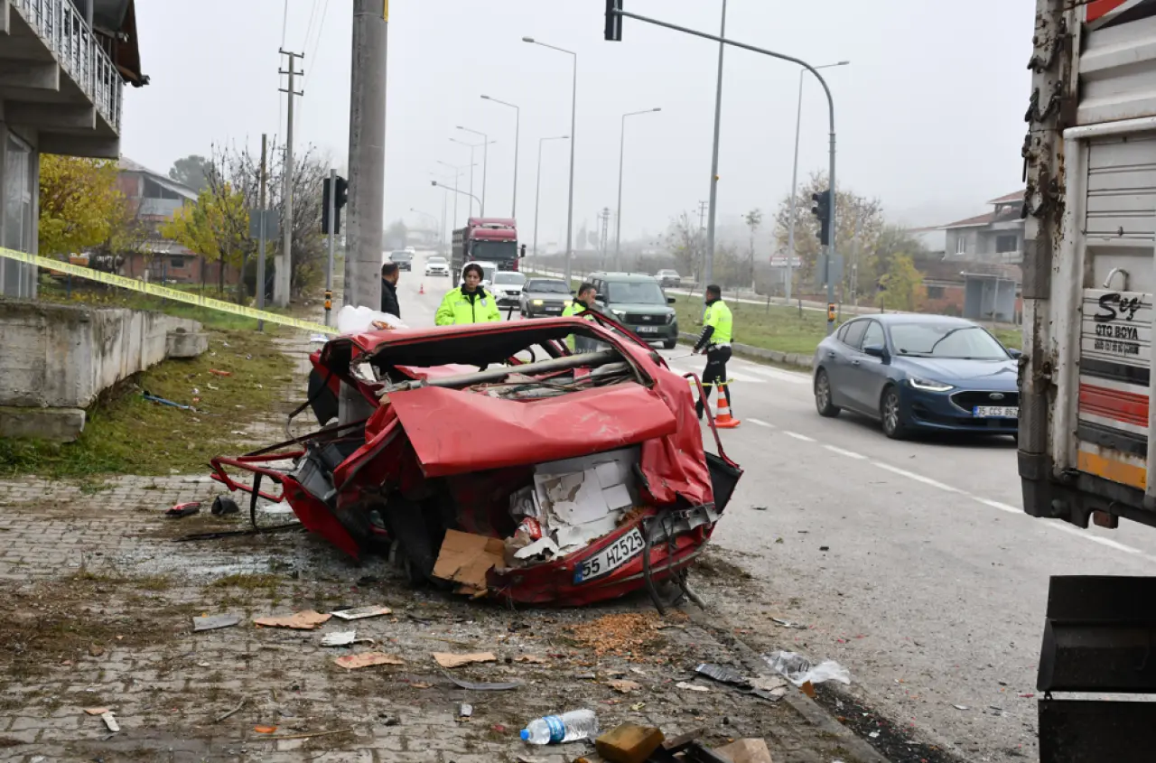 Kırmızı ışıkta duruyordu, kamyon çarptı: Araç adeta yok oldu 3