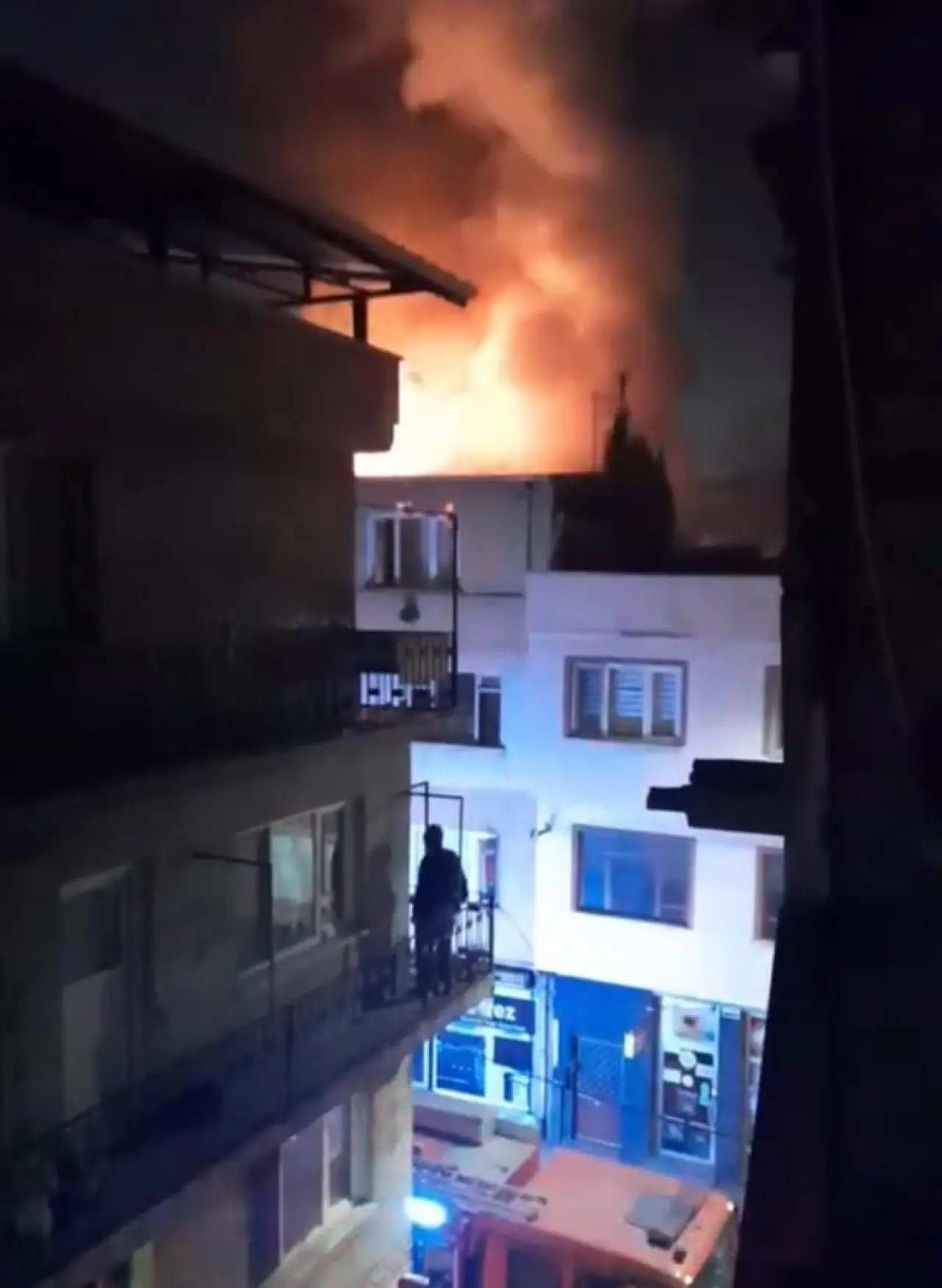 Osmangazi’de korku dolu anlar! Çatı katında alevler yükseldi 2