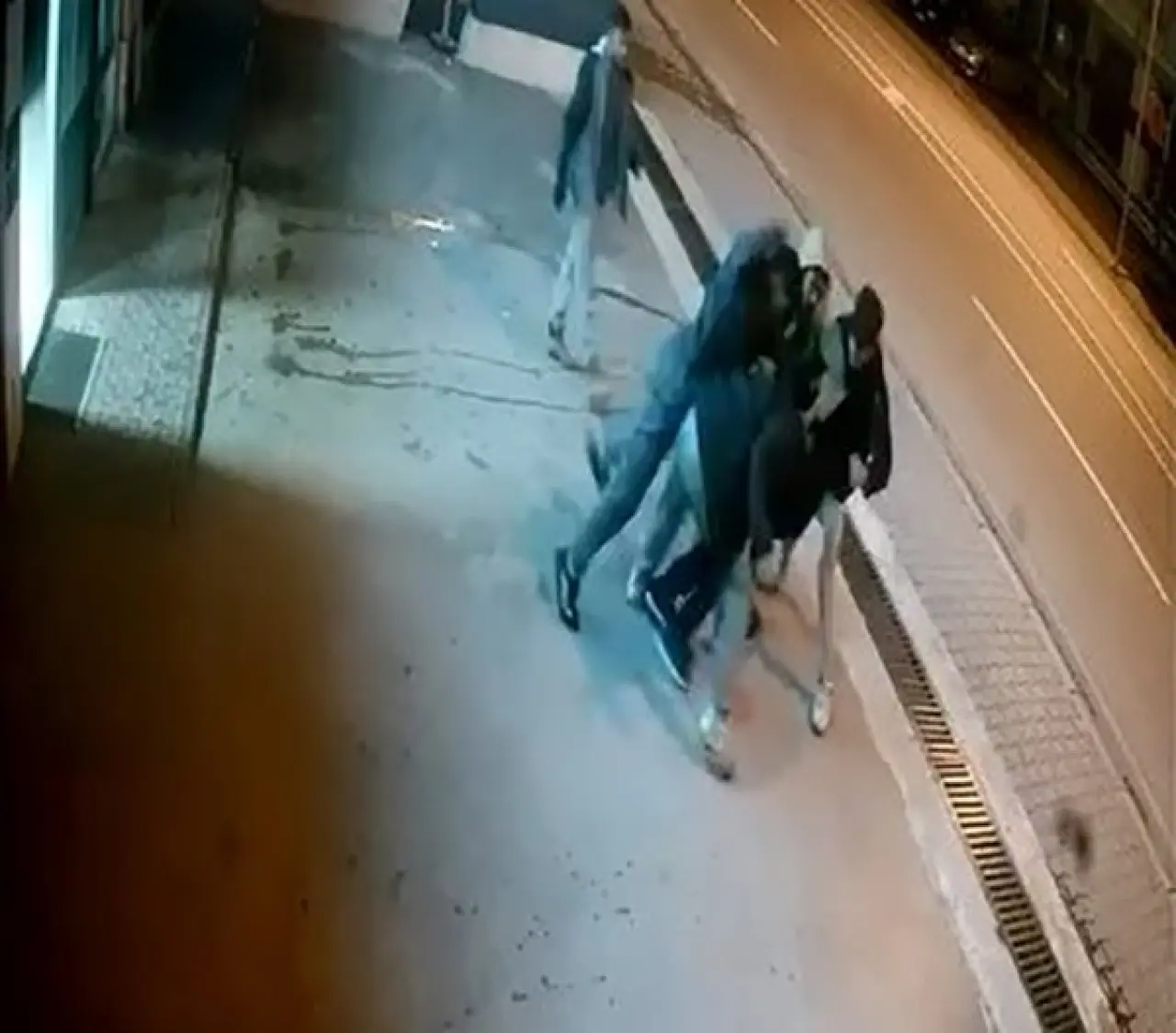 Elazığ Karakoçan’da dehşet anları! 4 Kişinin saldırısına uğradı 1