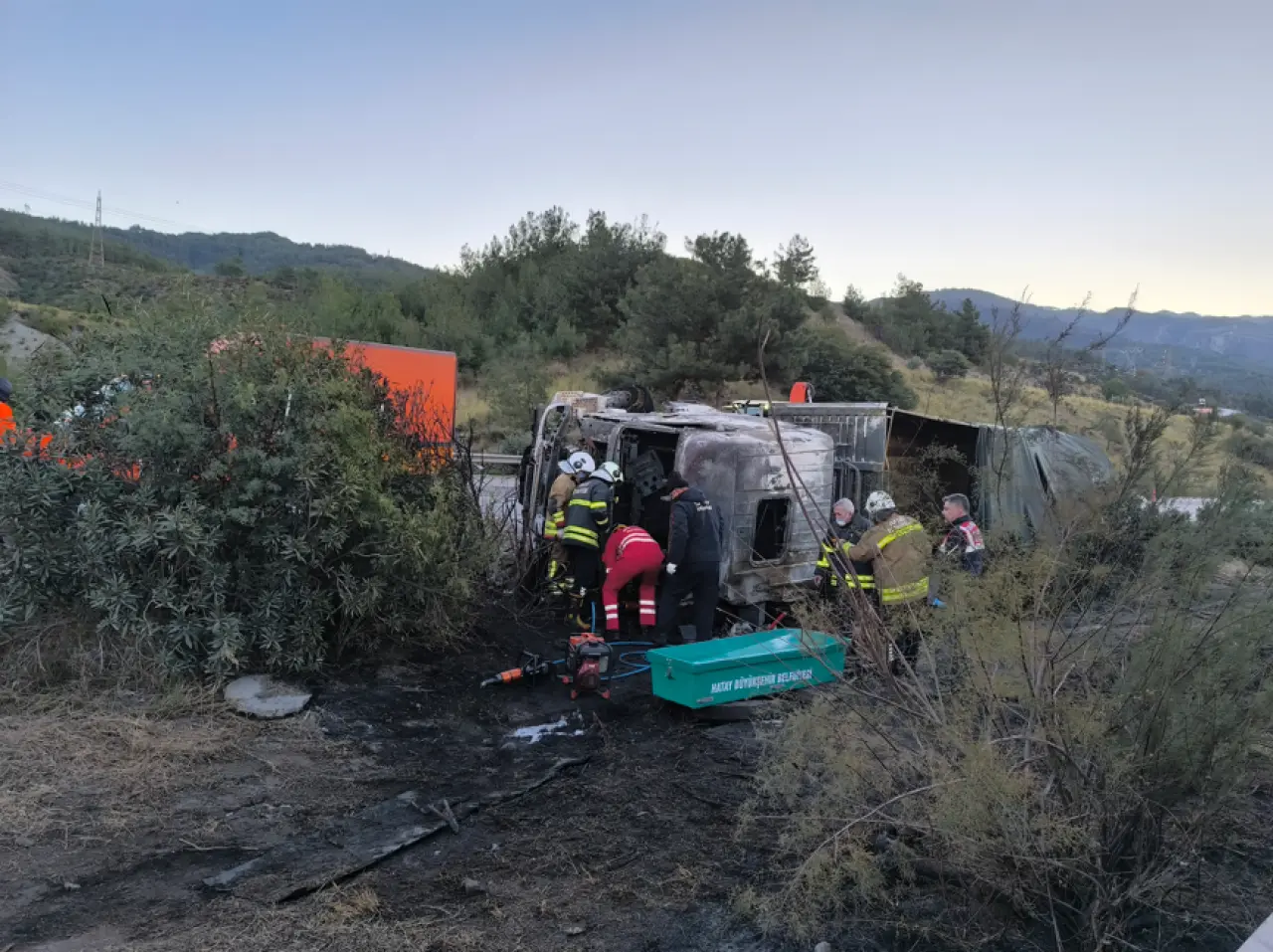 Hatay otobanında kabus gibi kaza! Tırdaki 2 kişi yanarak can verdi 1