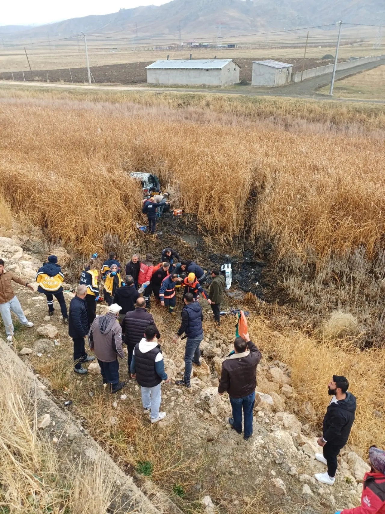 Van-Özalp yolunda feci kaza! Araç bataklığa uçtu 1