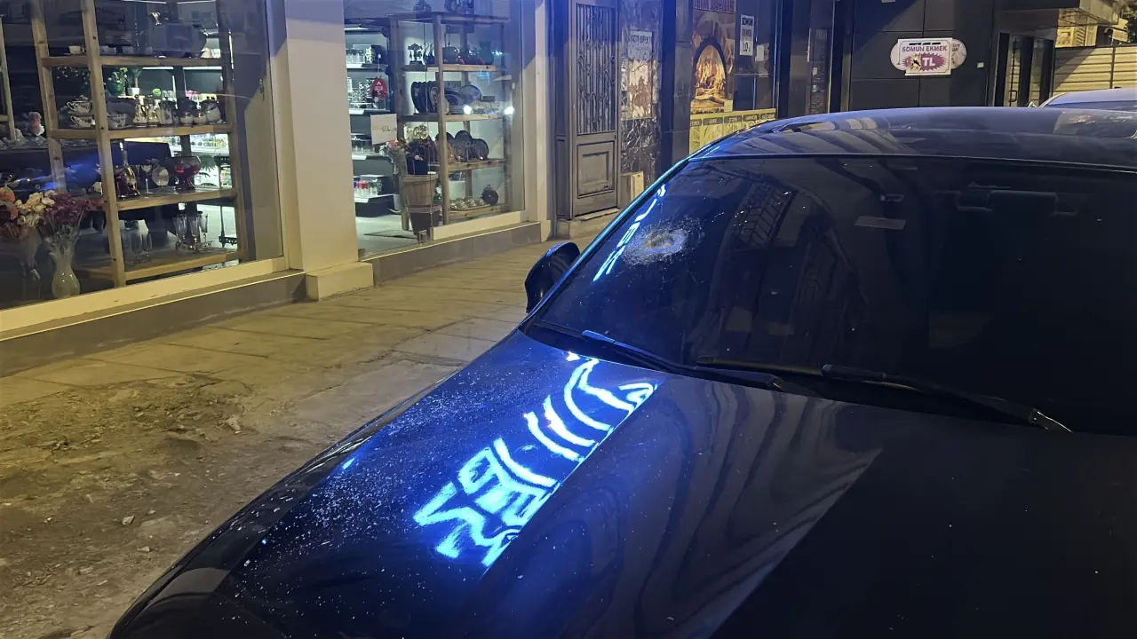 İskenderun'da araç ve dükkanlara taşlı saldırı! 6 araç 4 iş yeri paramparça oldu 6