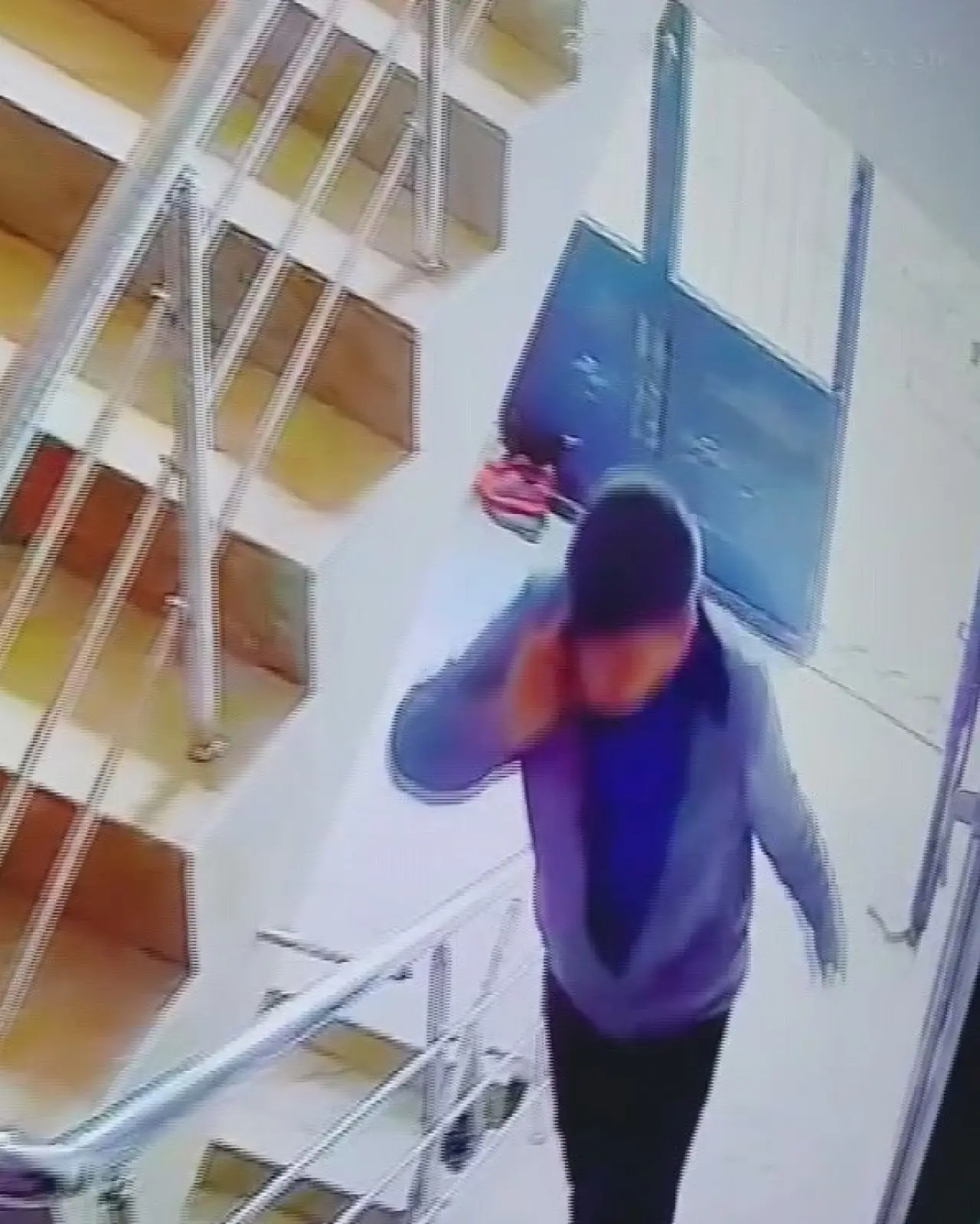 Kameraya yakalanan hırsızdan şikâyetçi olmadı, bir öğütle yetindi: 'Gençsin, helal yoldan kazan!' 2